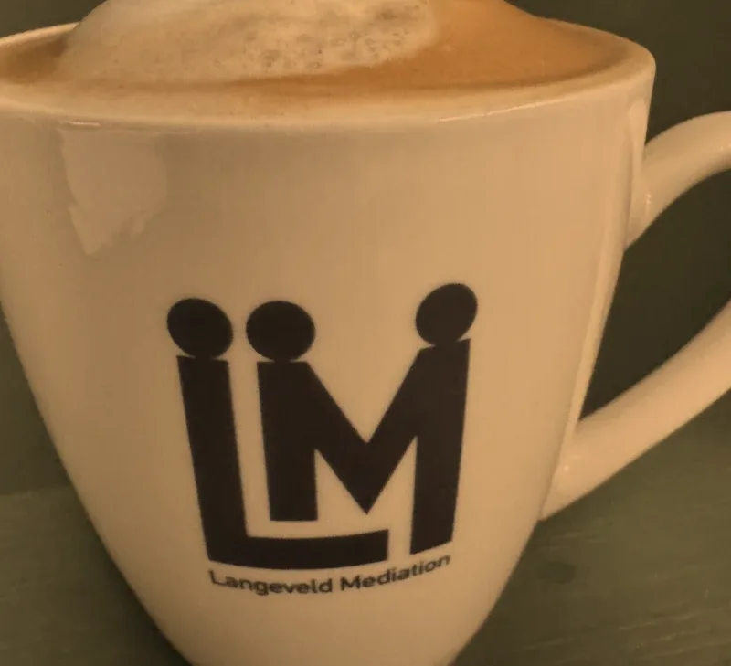 Kop koffie met het logo van Langeveld Mediation