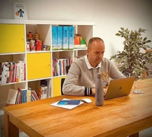 Mike Langeveld aan het werk op zijn kantoor in Sassenheim