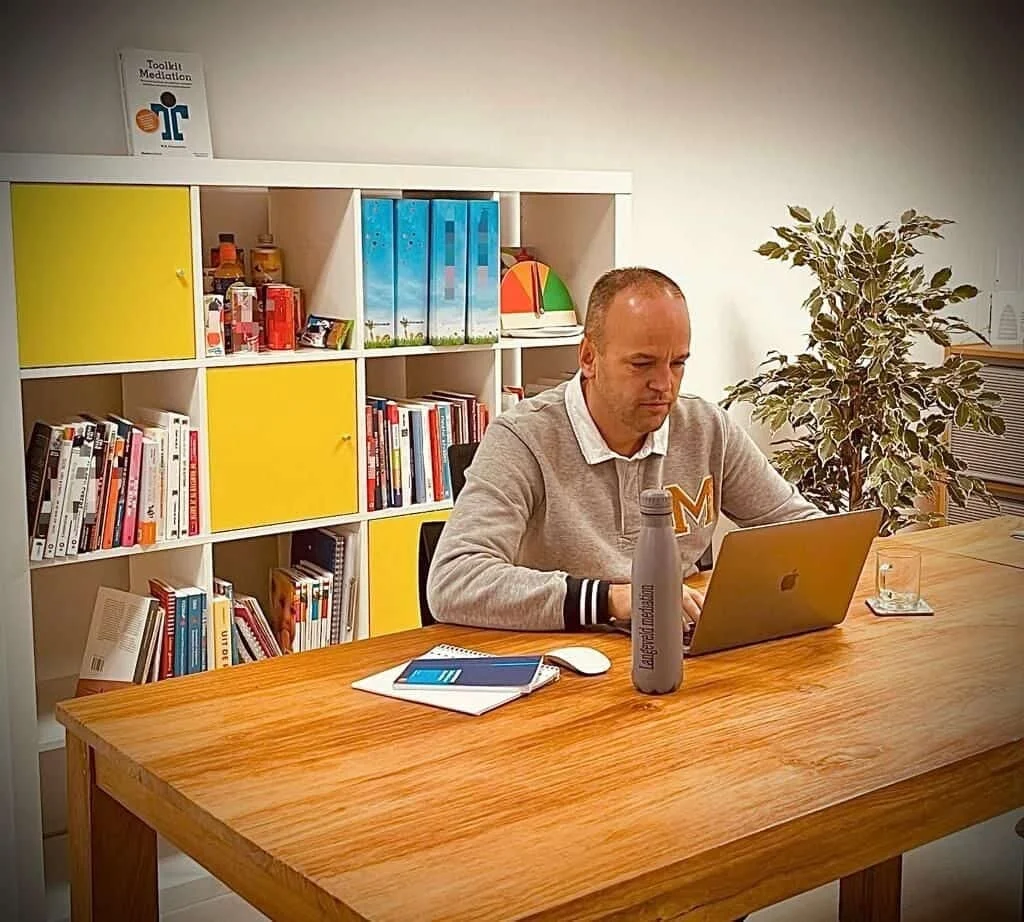 Mike Langeveld aan het werk op zijn kantoor in Sassenheim