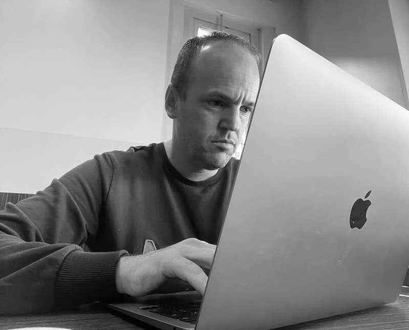Mike Langeveld werkt een verslag uit