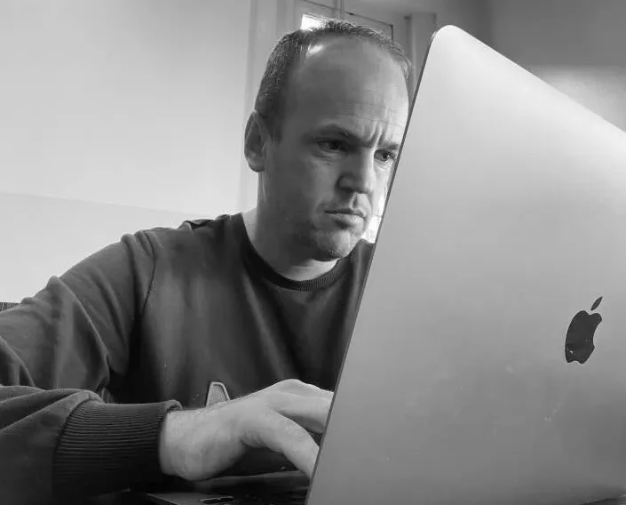 Mike Langeveld werkt een verslag uit